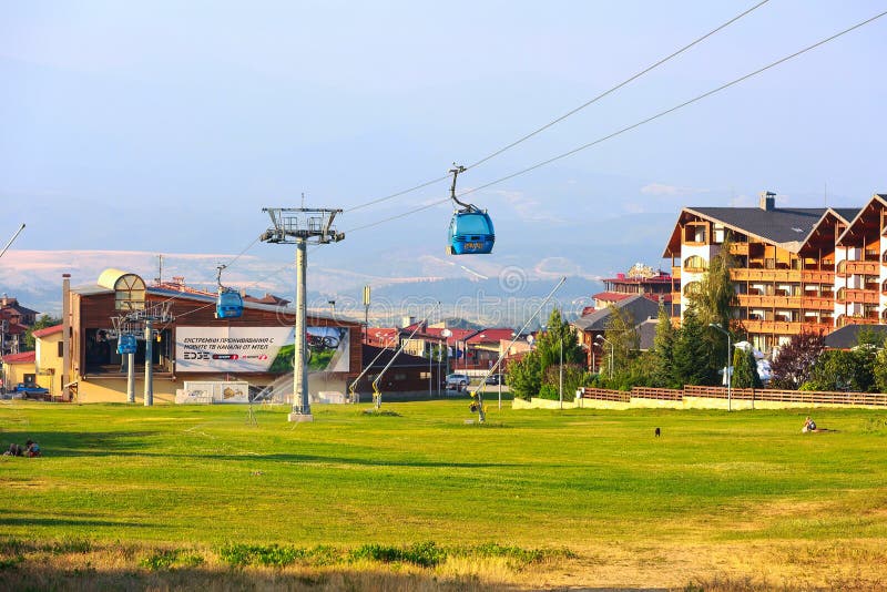 Bansko wagonu kolei linowej kabina w lecie, hoteli/lów domach i górach, Bułgaria zdjęcie stock
