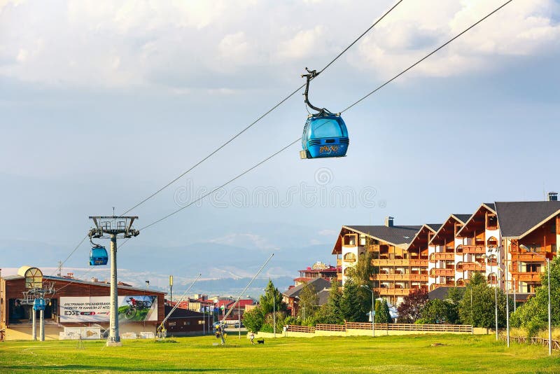 Bansko wagonu kolei linowej kabina w lecie, hoteli/lów domach i górach, Bułgaria zdjęcie stock