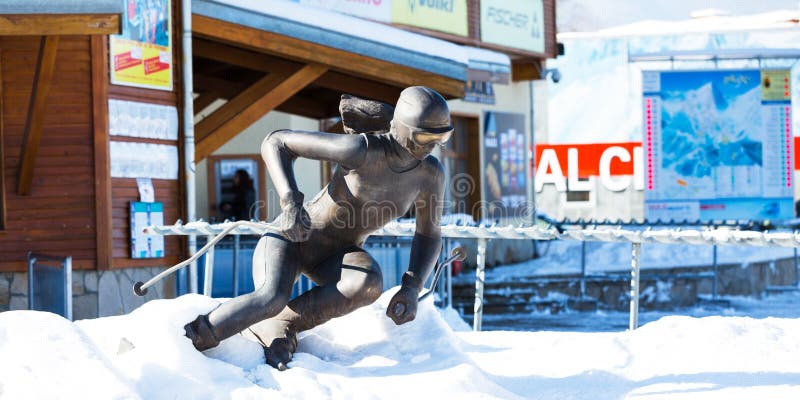 Bansko wagonu kolei linowej stacja i narciarki statua, Bułgaria zdjęcie royalty free