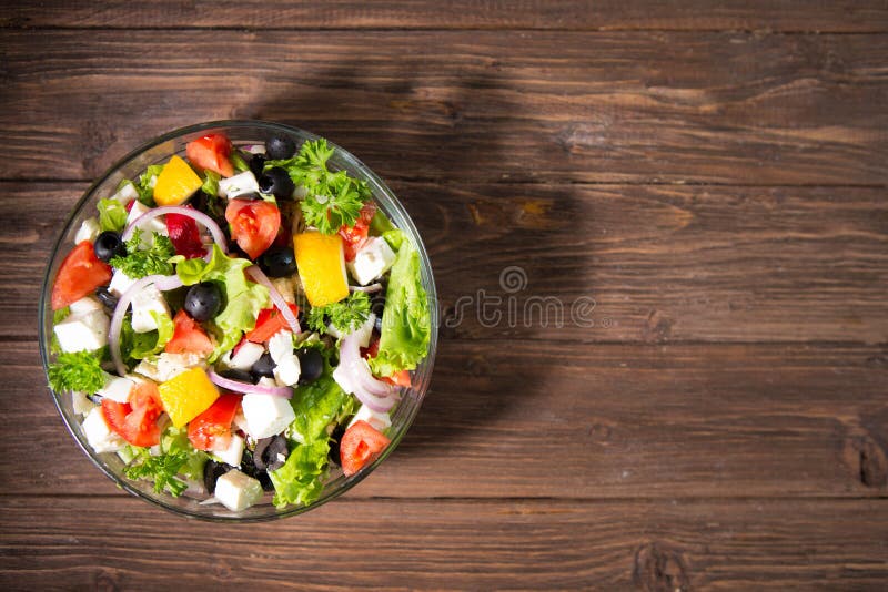 Banta sund sallad på lantlig träbästa sikt för tabell arkivbild Banta sund sallad på lantlig träbästa sikt för tabell arkivbild