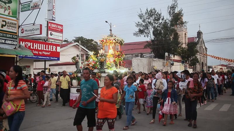BANTAYAN, FILIPPINE - 5 GENNAIO 2018: Processione dei cristiani fedeli a Manila nelle Filippine Celebrazione di