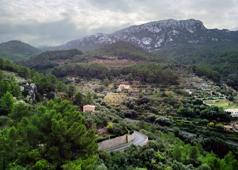 Banyalbufar stad som omges av Tramuntana berg majorca spain arkivbild Banyalbufar stad som omges av Tramuntana berg majorca spain arkivbild