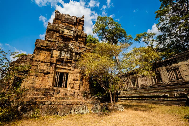 how is angkor wat similar to the baphuon temple