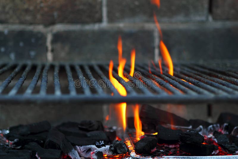 Bar b cue barbecue fuoco BARBECUE fuoco di carbone griglia in ferro muro di mattoni.