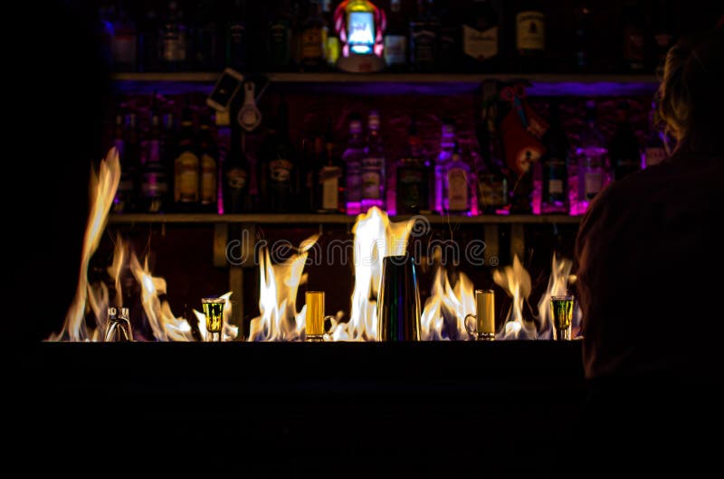 Bar Con Cócteles, Disparos Y Fuego Foto de archivo - Imagen de discoteca,  llameante: 169049734