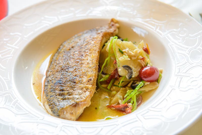 Bar frit en assiette images stock