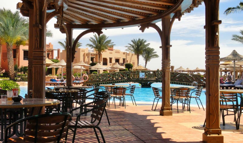 Bar dichtbij zwembad in Egyptisch hotel royalty-vrije stock afbeeldingen Bar dichtbij zwembad in Egyptisch hotel royalty-vrije stock afbeeldingen