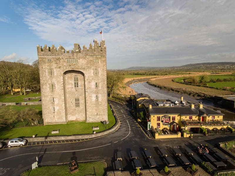 Bar do ` s do castelo e do Durty Nelly de Bunratty, Irlanda - 31 de janeiro de 2017: Ideia aérea do ` s da Irlanda a maioria de b imagem de stock royalty free Bar do ` s do castelo e do Durty Nelly de Bunratty, Irlanda - 31 de janeiro de 2017: Ideia aérea do ` s da Irlanda a maioria de b imagem de stock royalty free