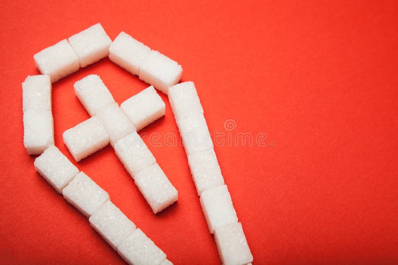 Bara dello zucchero su un fondo rosso fotografia stock libera da diritti Bara dello zucchero su un fondo rosso fotografia stock libera da diritti