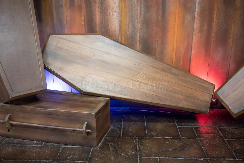 Bara di legno contro fondo di legno per esposizione fotografia stock Bara di legno contro fondo di legno per esposizione fotografia stock