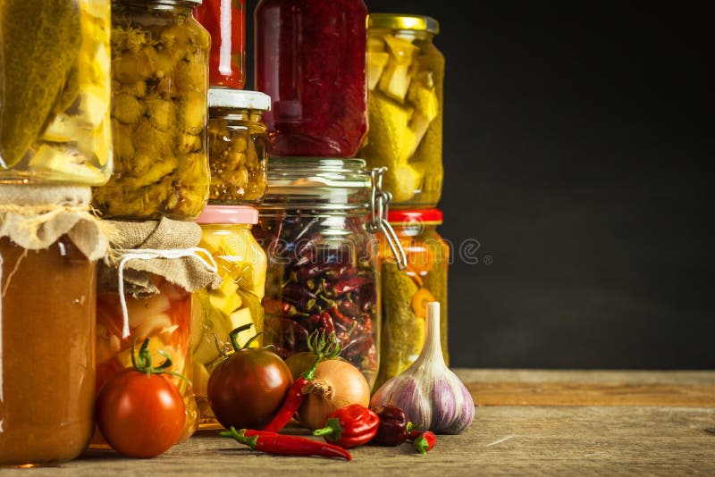 Barattoli con varietà di verdure marinate Carote, aglio di campo, prezzemolo in glas Alimento conservato Fermented ha conservato fotografie stock libere da diritti Barattoli con varietà di verdure marinate Carote, aglio di campo, prezzemolo in glas Alimento conservato Fermented ha conservato fotografie stock libere da diritti