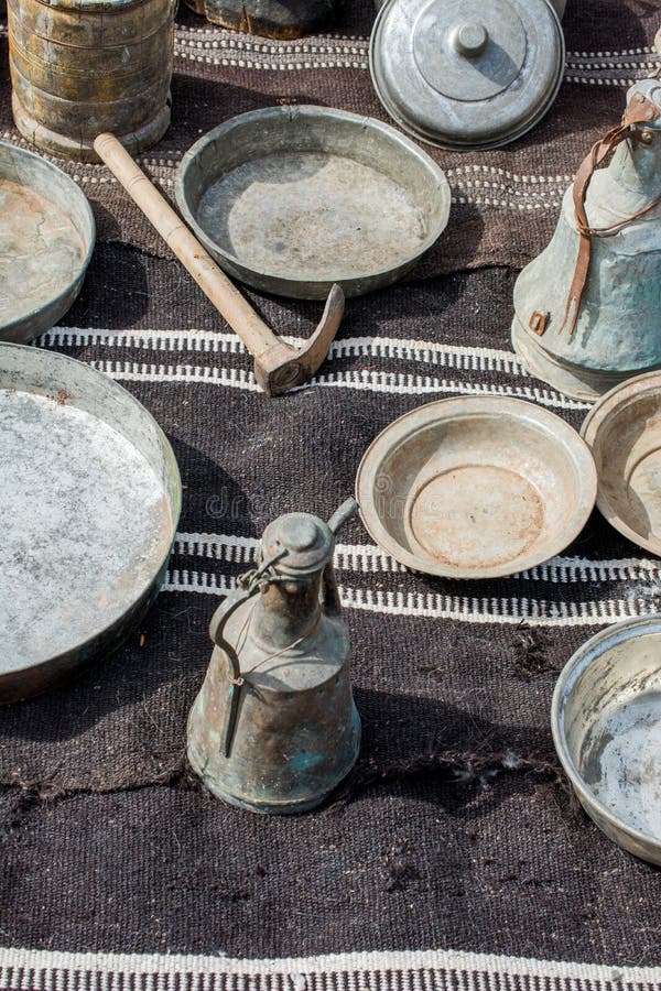 Barattolo dell'acqua del ewer del metallo di stile molto vecchio immagine stock Barattolo dell'acqua del ewer del metallo di stile molto vecchio immagine stock