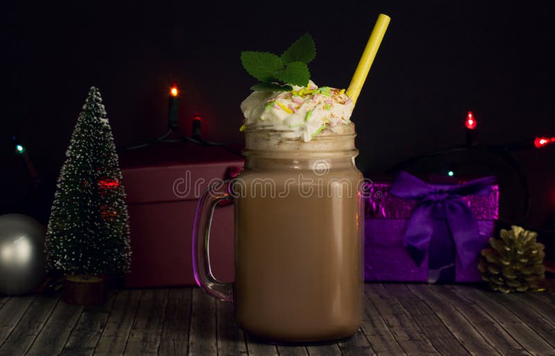 Barattolo di vetro con cacao o cioccolata calda con gli attributi di Natale immagini stock libere da diritti Barattolo di vetro con cacao o cioccolata calda con gli attributi di Natale immagini stock libere da diritti
