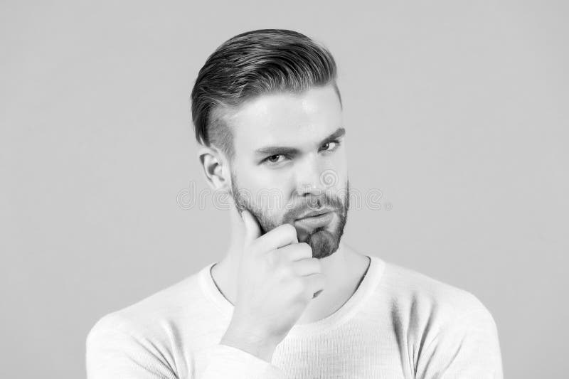 Barba barbuda del tacto del hombre con la mano Machista con el pelo elegante y la piel joven sana Individuo con la cara y el bigo foto de archivo libre de regalías Barba barbuda del tacto del hombre con la mano Machista con el pelo elegante y la piel joven sana Individuo con la cara y el bigo foto de archivo libre de regalías
