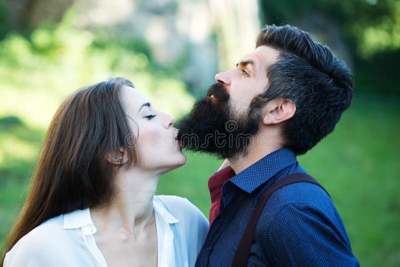 Barba masculina penetrante de la mujer