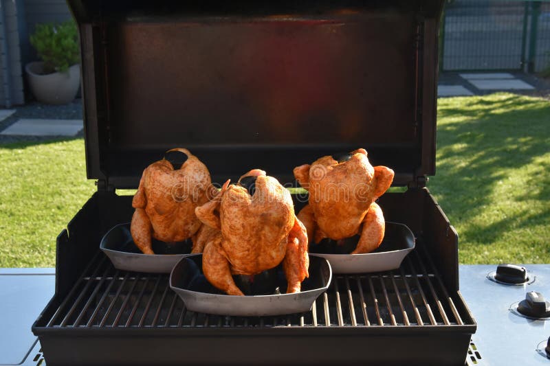 Pollos asados. imagen de archivo. Imagen de comercial - 1901307