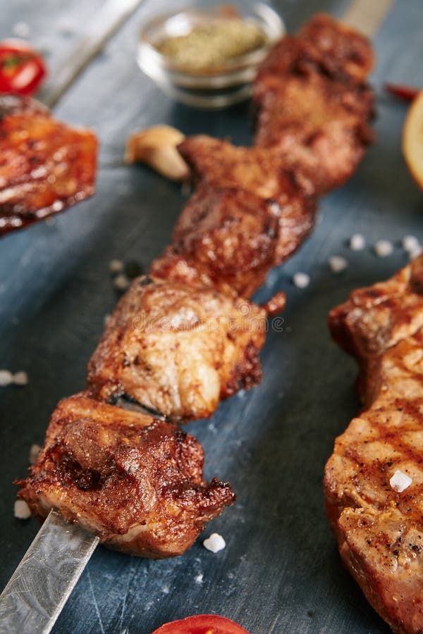 Barbacoa Shashlik del kebab del cerdo en un cierre del pincho para arriba foto de archivo libre de regalías Barbacoa Shashlik del kebab del cerdo en un cierre del pincho para arriba foto de archivo libre de regalías