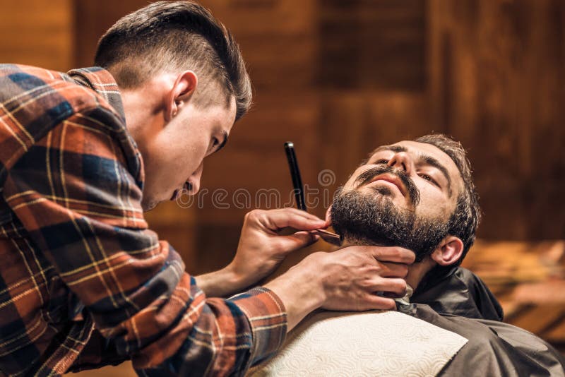 Barbeando o processo de barbas no barbeiro imagem de stock royalty free