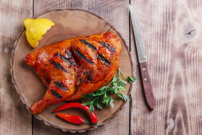 Barbecue arrostito del mezzo pollo fotografia stock