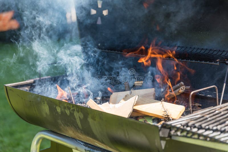 Barbecue Au Charbon De Bois Feu Dans Le Gril Photo stock - Image du grillé,  braises: 218738322
