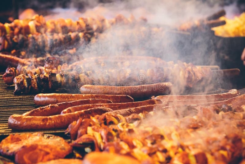 Barbecue degli spiedi e delle salsiccie della carne fotografie stock Barbecue degli spiedi e delle salsiccie della carne fotografie stock