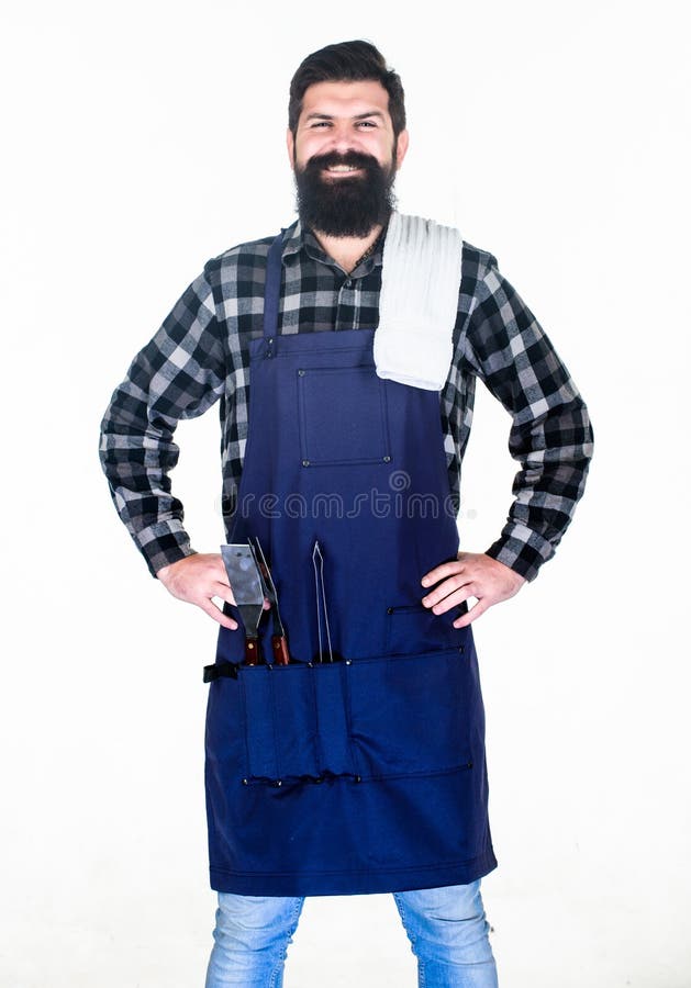 Barbecue Ext?rieur Cuisson Du Barbecue Hippie Dans Le Tablier Avec Des  Ustensiles En M?tal Pour Le Gril De Barbecue Homme Barbu a Photo stock -  Image du restaurant, tablier: 147120448