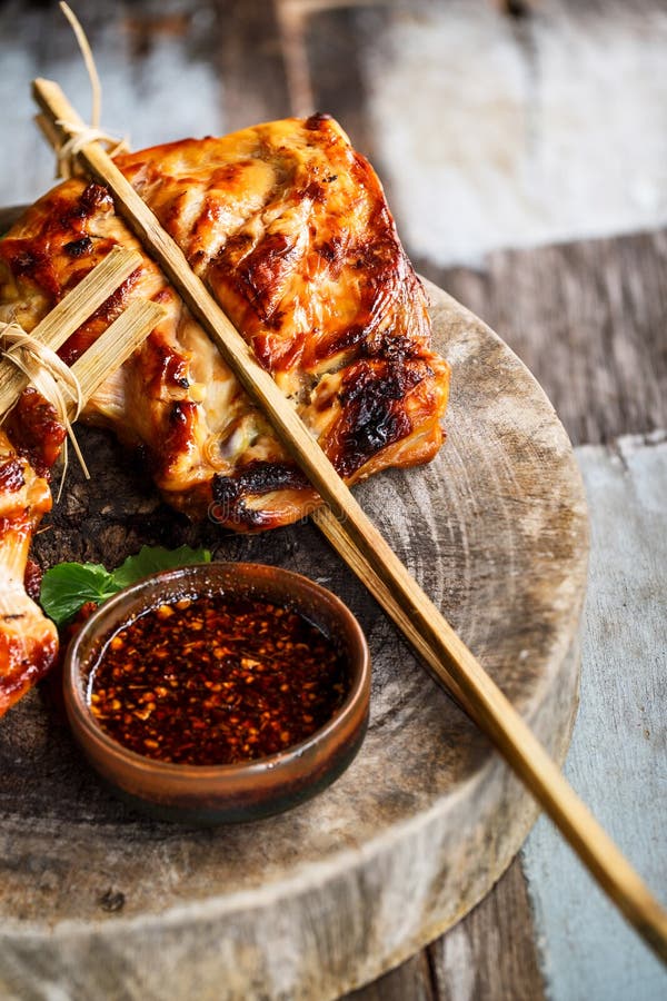 Barbecue tailandese del pollo Alimento tailandese della via fotografia stock