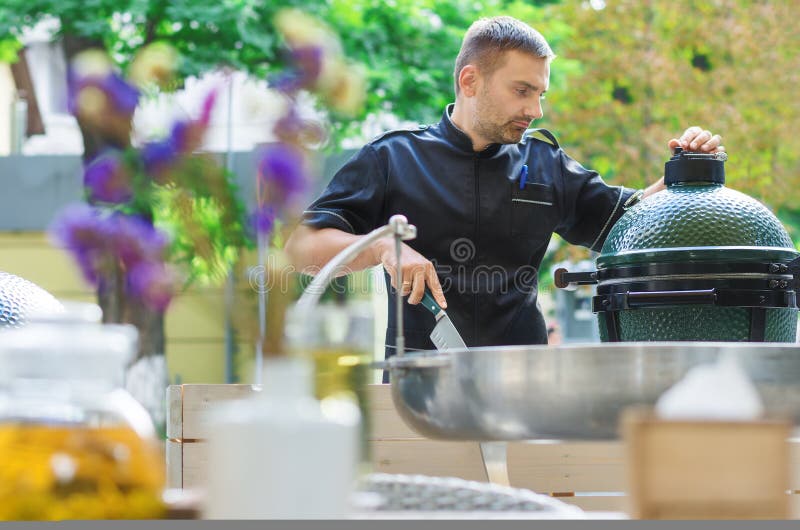 Barbecuechefkok Die Openluchtkeukens Proeven Stock Foto Image of schort, chef 86084276