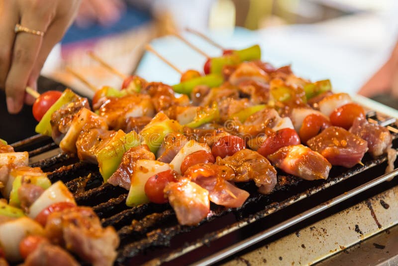 Barbecuegrill met diverse soorten vlees, close-up royalty-vrije stock afbeelding Barbecuegrill met diverse soorten vlees, close-up royalty-vrije stock afbeelding