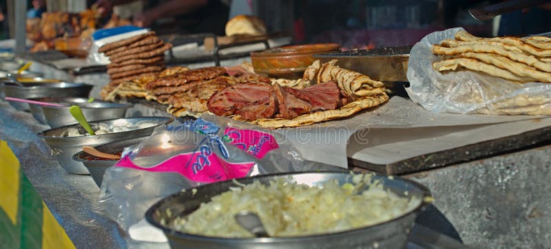 Barbecuetribune met bos van de verschillende voorbereide tribune van de vleesbarbecue met bos van verschillend voorbereid vlees, stock afbeeldingen Barbecuetribune met bos van de verschillende voorbereide tribune van de vleesbarbecue met bos van verschillend voorbereid vlees, stock afbeeldingen