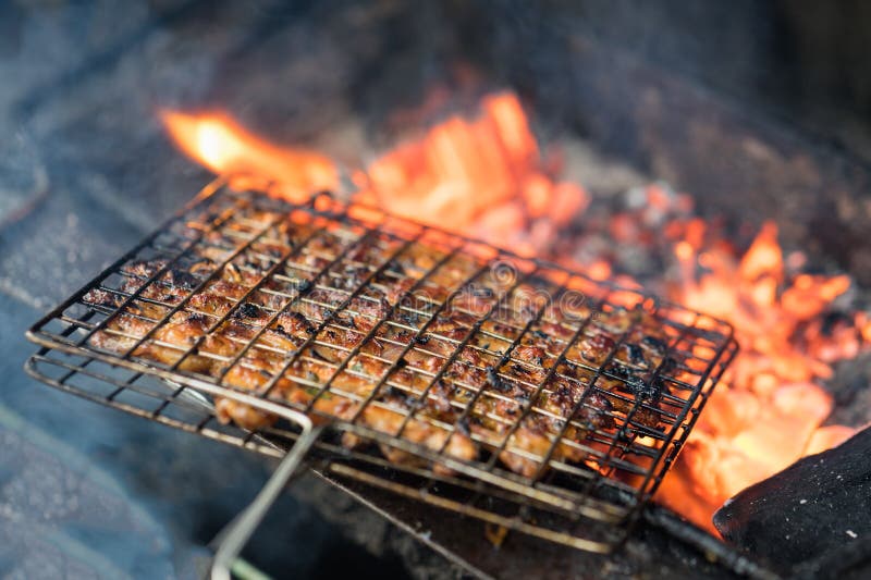 Barbecuevlees op steenkoolbrand Het ingrediënt van broodjescha is de beroemde Vietnamese noedelsoep met bbq vlees, de lentebroodj royalty-vrije stock foto Barbecuevlees op steenkoolbrand Het ingrediënt van broodjescha is de beroemde Vietnamese noedelsoep met bbq vlees, de lentebroodj royalty-vrije stock foto