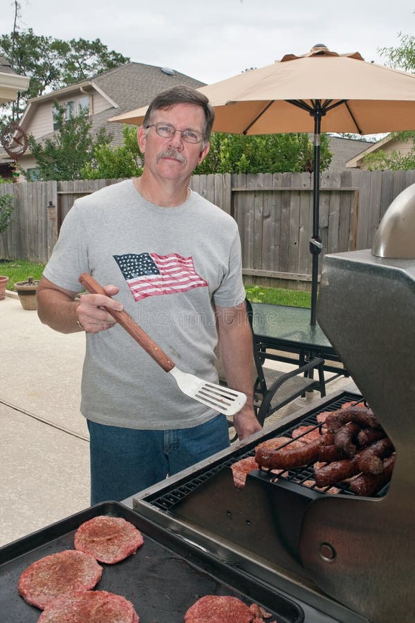 barbecuing άτομο ώριμο στοκ εικόνες barbecuing άτομο ώριμο στοκ εικόνες