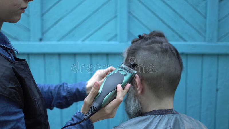 Cabeleireiro Fêmea Que Faz O Corte De Cabelo Masculino Com a Lâmina  Elétrica Do Cabelo No Salão De Beleza Do Cabeleireiro No Ar L Video Estoque  - Vídeo de aparamento, beleza: 118284439