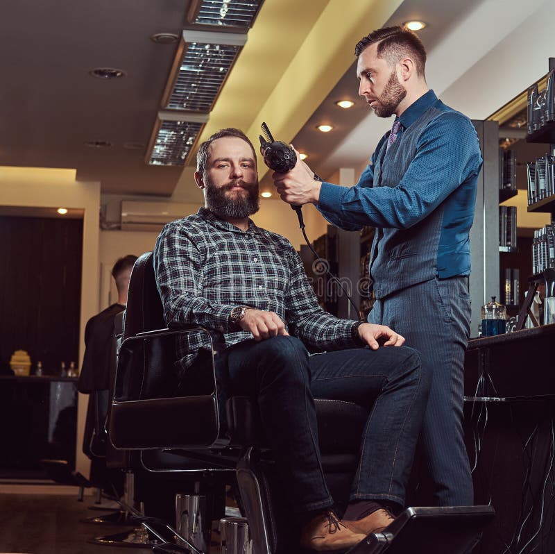 Barbeiro Profissional Que Trabalha Com Um Cliente Em Um Salão De Beleza Do  Cabeleireiro, Usos Um Secador De Cabelo Foto de Stock - Imagem de  profissional, estiloso: 117811236