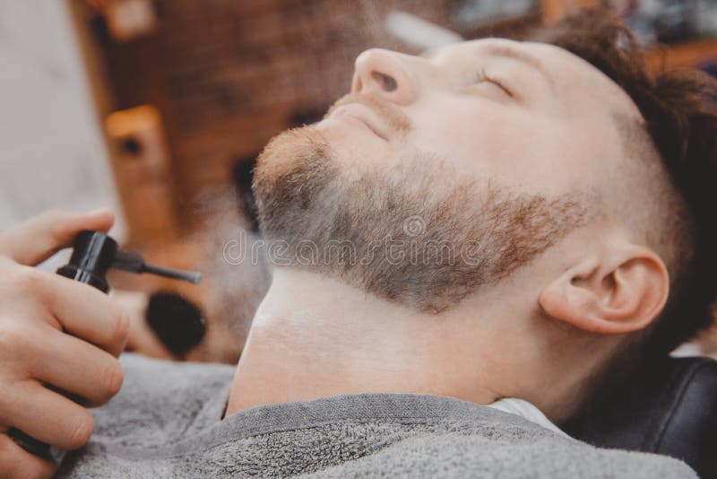 Barber Behandelt Mannelijke Huid Met En Lotion Voor Wonden En Irritatie Na Het Scheren Van Baard Met Een Stock Afbeelding - Image of handschoenen, parfum: 180124523