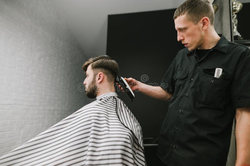 cutting man's hair with clippers