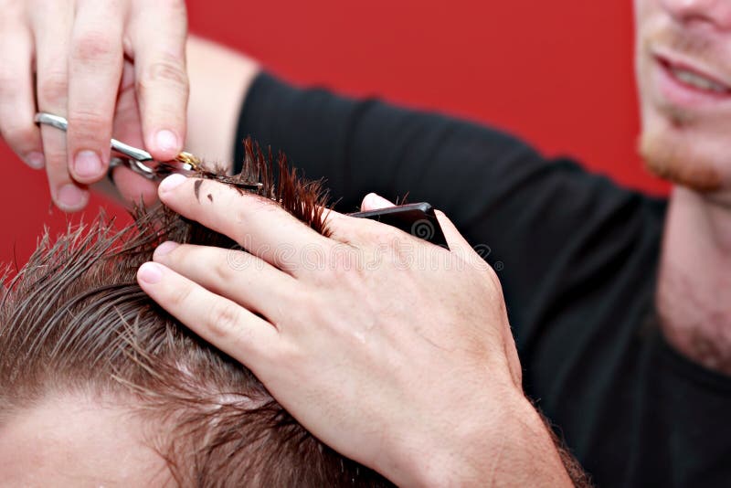 Joven hombre en peluquería conseguir su cabello reducir.