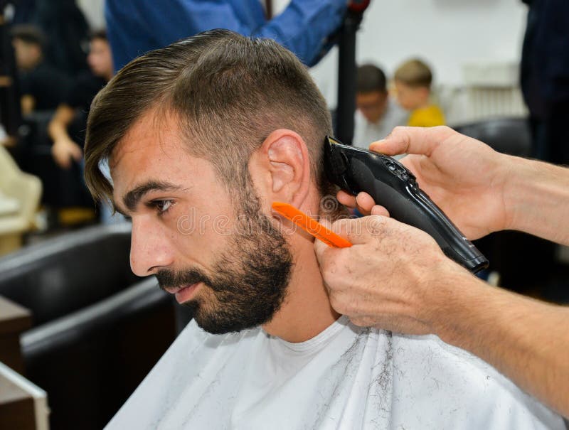 Barber Male Haircut en nos jours photo libre de droits Barber Male Haircut en nos jours photo libre de droits