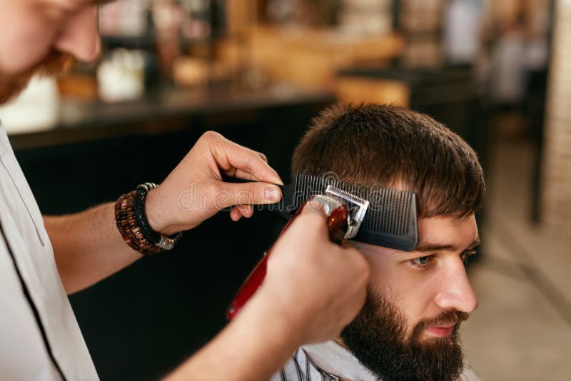 Barber Shop Men Hair Cut Barber Doing Men Fashion Hairstyle foto de stock Barber Shop Men Hair Cut Barber Doing Men Fashion Hairstyle foto de stock