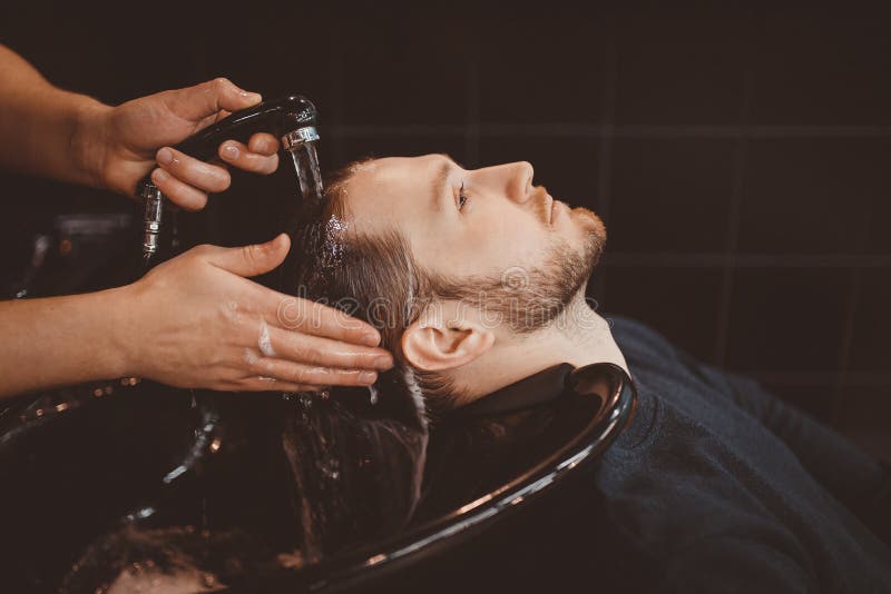 barbershop M??czyzna z brod? w fryzjera m?skiego sklepie nowoczesny salon w?os?w fotografia royalty free barbershop M??czyzna z brod? w fryzjera m?skiego sklepie nowoczesny salon w?os?w fotografia royalty free