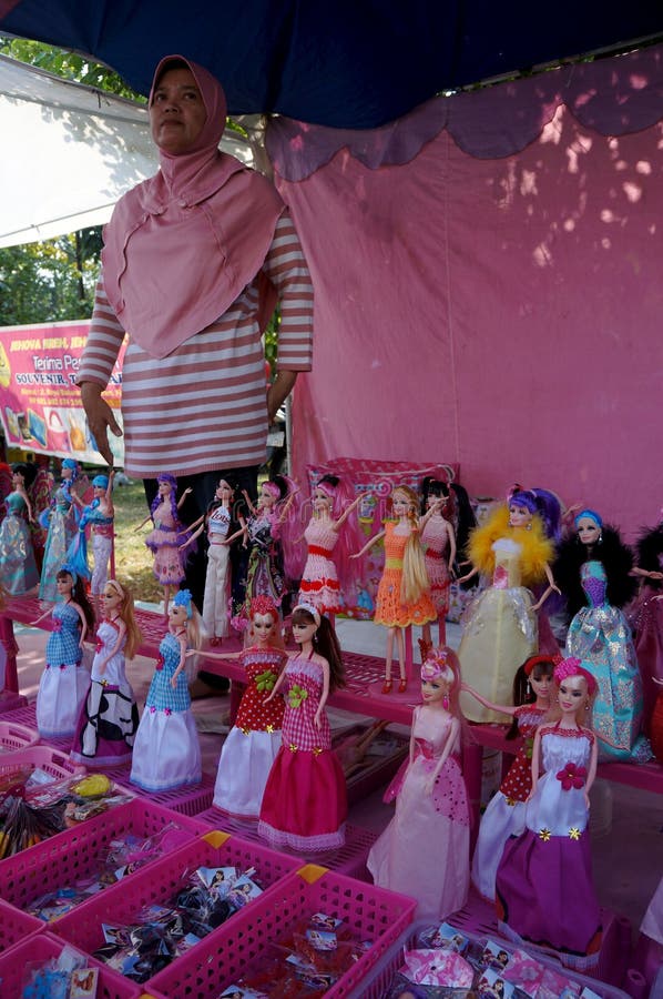 Barbie doll editorial stock image. Image of doll, selling 43795329