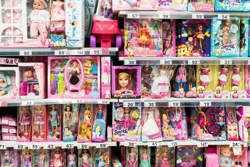 Barbie Toys For Girls And outros brinquedos do bebê no suporte do supermercado foto de stock Barbie Toys For Girls And outros brinquedos do bebê no suporte do supermercado foto de stock