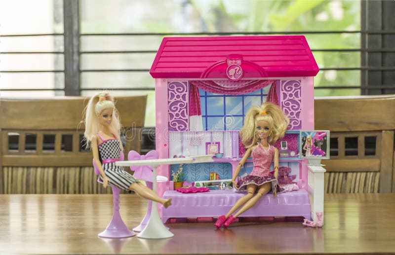 Barbies en la casa de muñecas imagen de archivo Barbies en la casa de muñecas imagen de archivo