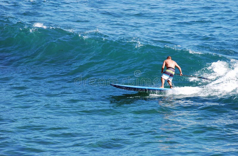 Barbotez le pensionnaire surfant outre du parc de Heisler, Laguna Beach, la Californie image stock Barbotez le pensionnaire surfant outre du parc de Heisler, Laguna Beach, la Californie image stock