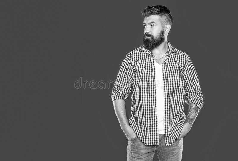 Barbu étonné porter une chemise à damier sur fond gris image stock