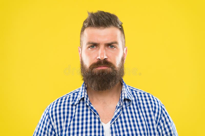 Barbuto e serio Modo della barba e concetto del barbiere Fondo giallo della barba alla moda rustica barbuta dei pantaloni a vita immagine stock libera da diritti Barbuto e serio Modo della barba e concetto del barbiere Fondo giallo della barba alla moda rustica barbuta dei pantaloni a vita immagine stock libera da diritti