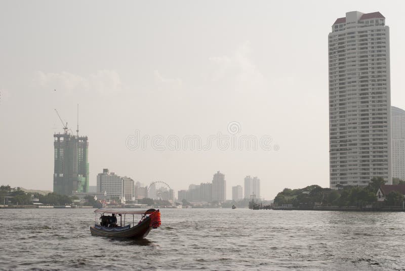 Barca a coda lunga su Chao Phraya River, Bangkok, Tailandia fotografia stock libera da diritti Barca a coda lunga su Chao Phraya River, Bangkok, Tailandia fotografia stock libera da diritti