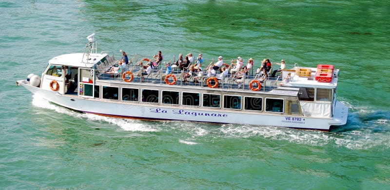 Barca del pendolare di Venezia Italia Vaporetti del taxi dell'acqua fotografia stock Barca del pendolare di Venezia Italia Vaporetti del taxi dell'acqua fotografia stock