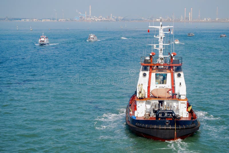 Barca del rimorchiatore in Grand Canal di Venezia fotografia stock libera da diritti Barca del rimorchiatore in Grand Canal di Venezia fotografia stock libera da diritti