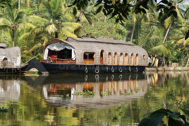 Barca della Camera negli stagni del Kerala (India) fotografie stock Barca della Camera negli stagni del Kerala (India) fotografie stock